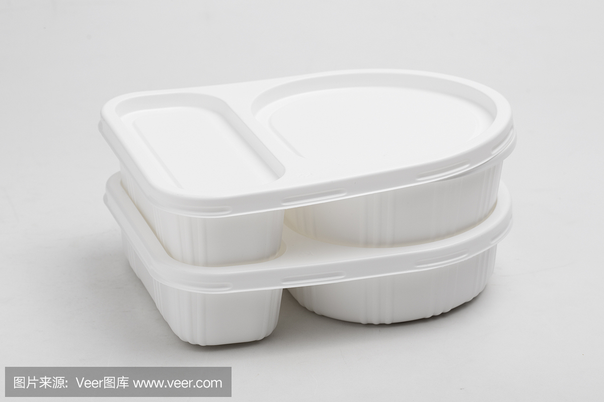 塑料食品容器。在白色背景上隔离